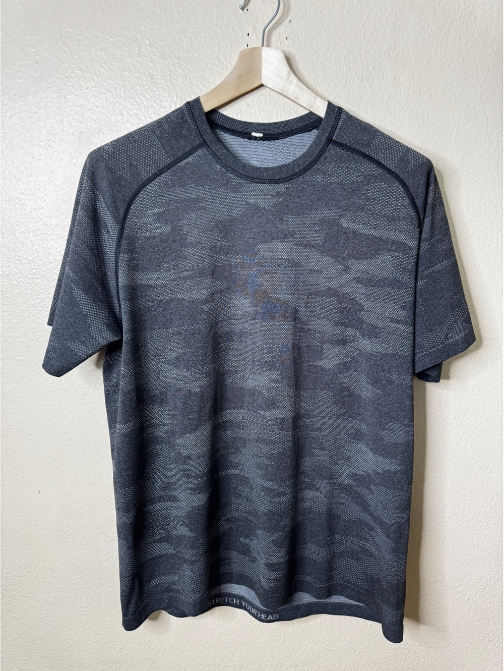 Lululemon Shirt Men’s XL Gray Camo Short Sleeve Athletic Gym Running Crewneck